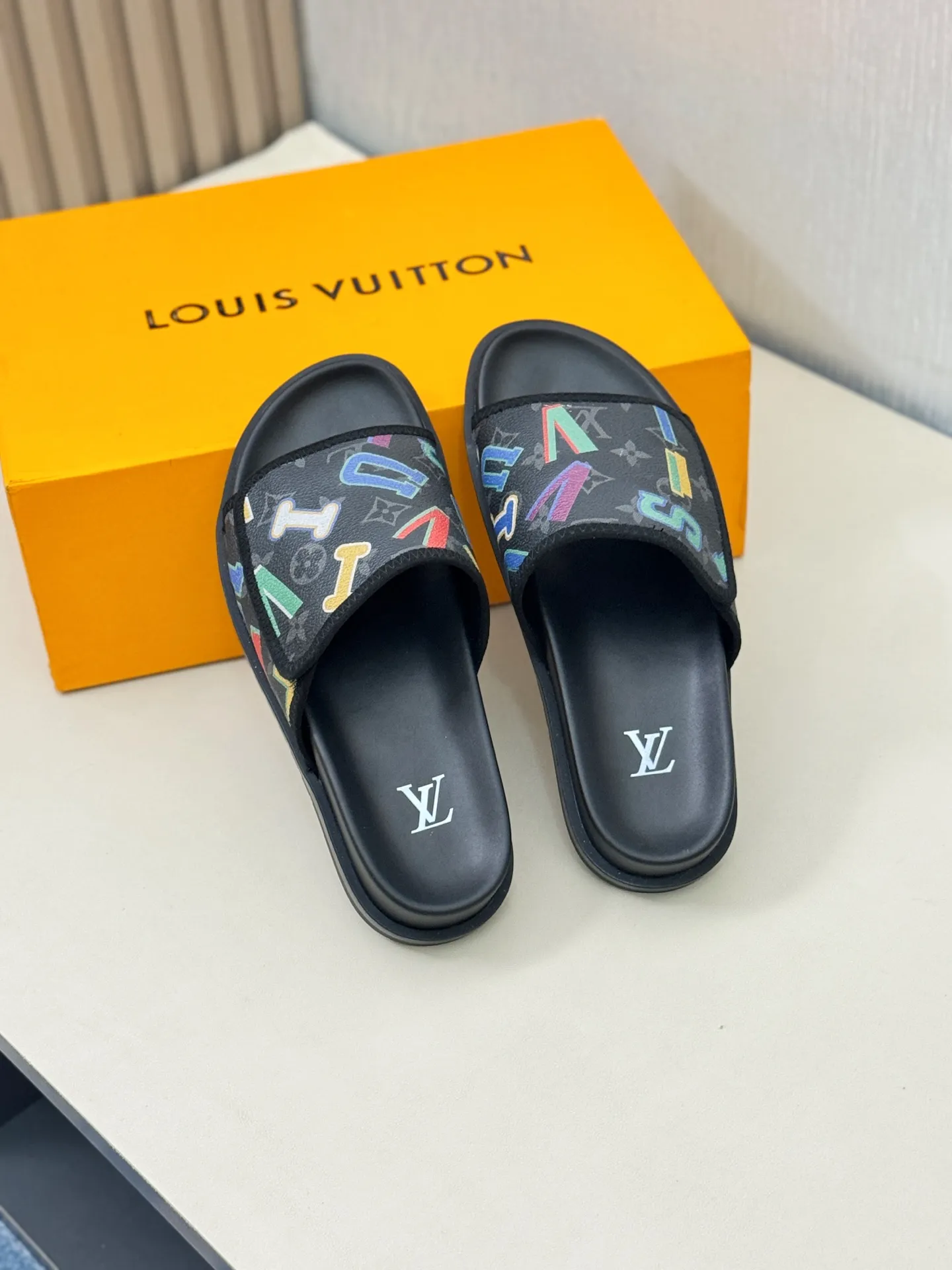 [L Home] P: 340💰Size: 38-45 Top purchasing agent lv men's summer slippers, classic presbyopia with Velcro, soft real leather lining, unique color splicing effect, distinctive personality, fashionable and trendy essential style, light and comfortable. Lightweight and tough rubber insole, micro ridged foam outsole, super comfortable!